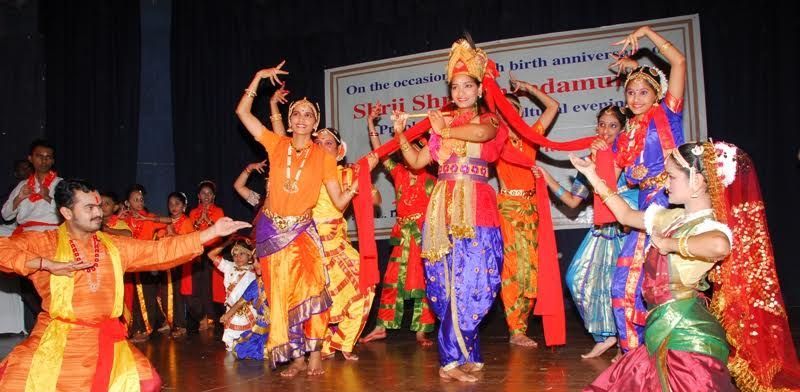 File:Dancing To Prabhat Samgiita In Mumbai.jpg